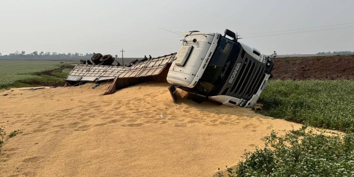 Caminhão tomba na PR-182, no trecho que liga Maripá a Pérola Independente; Condutor sai ileso