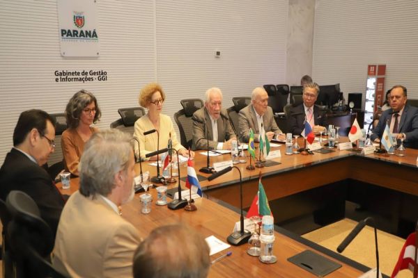 Darci Piana apresenta potencial do Paraná ao Corpo Consular do Estado