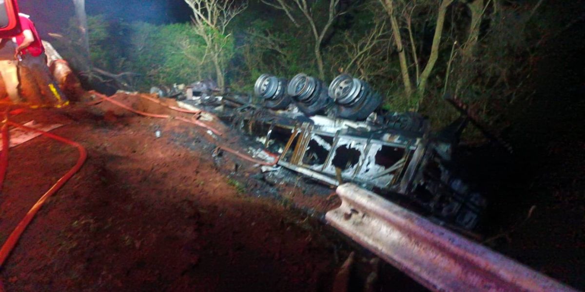 Caminhoneiro morre em acidente com máquina "bate-estaca" na PR-182; Carreta pega fogo