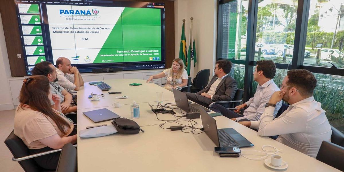 Paraná apresenta obras urbanas e sistemas de apoio aos municípios ao governo de MG
