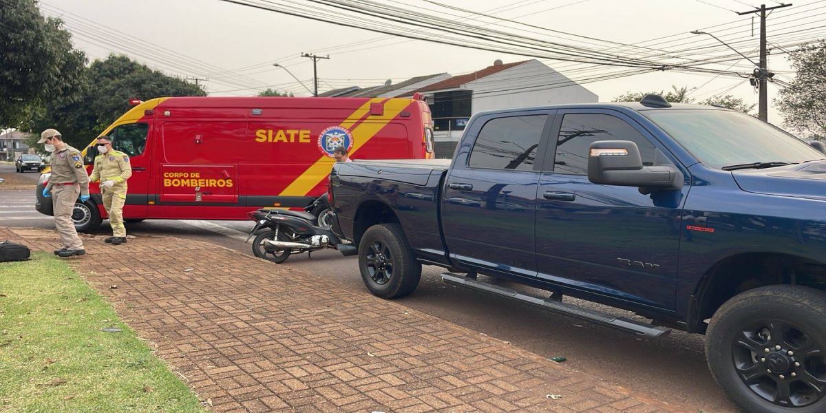 Motociclista sofre contusão em colisão no Bairro Tropical, em Cascavel