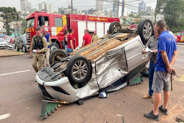 Duas pessoas ficam feridas após colisão seguida de capotamento no centro de Cascavel