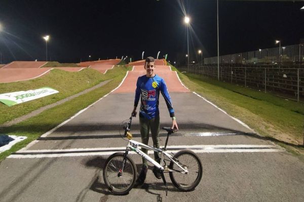 Jovem Cascavelense Davi Morais se destaca em competições de BMX Racing