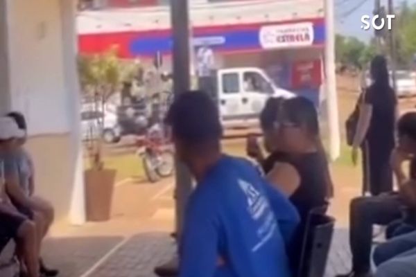 Paranhos "desdenha" de pacientes em frente à UPA Brasília, durante campanha em cima de carro aberto