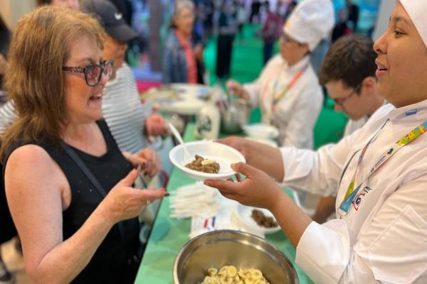 Teve até barreado: Paraná apresenta atrativos turísticos em feira na Argentina