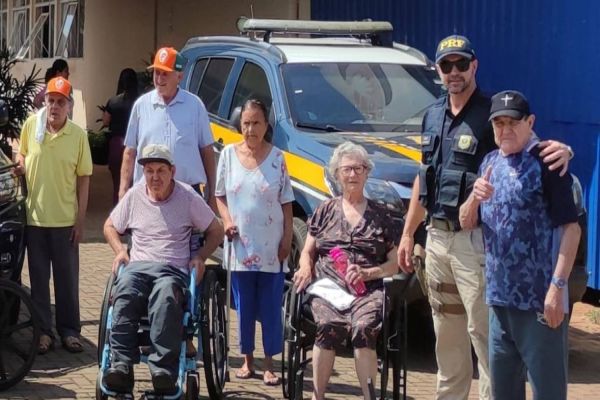Imagem referente a notícia: Idosos tem dia “diferente” em atividade realizada pela PRF em Cascavel