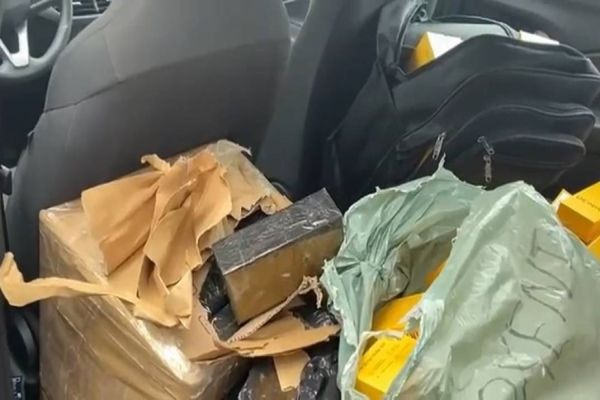Imagem referente a notícia: PRF intercepta carga de 400 celulares importados ilegalmente que seria vendida na 25 de Março em SP