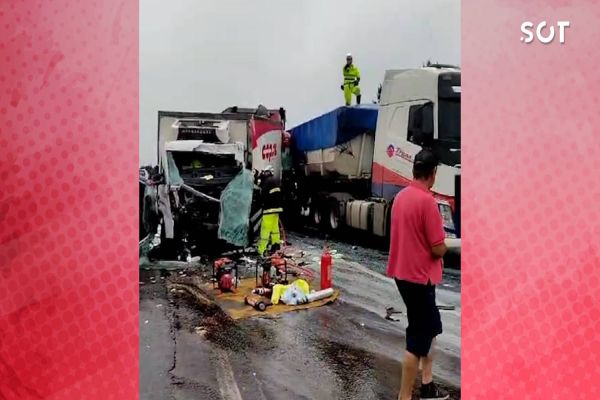 Imagem referente a notícia: Engavetamento entre sete veículos deixa uma pessoa morta e vários feridos na BR-277 em Balsa Nova