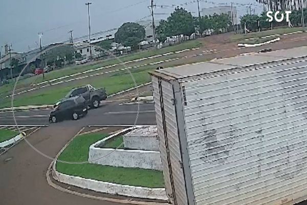 Imagem referente a notícia: Mulher de 27 anos fica ferida em forte colisão de trânsito na BR-277 em Santa Tereza do Oeste