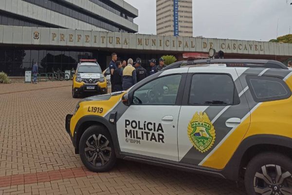 Homem em surto e armado com faca, tenta derrubar computadores e é contido na Prefeitura de Cascavel