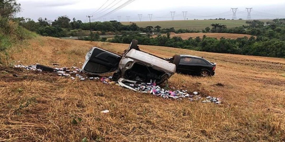 Celta com carga de cigarros eletrônicos capota na BR-163; Motorista consegue fugir