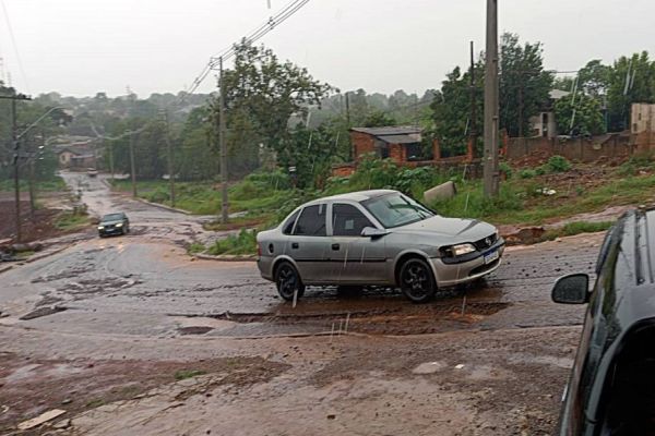 Buracos gigantes na Rua Sócrates deixam moradores indignados e cobram providências da Prefeitura