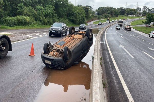 Kwid capota após aquaplanagem na PRc-467 em Cascavel