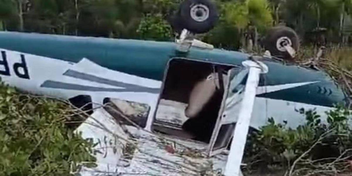 Avião cai em ilha de Paranaguá e piloto é resgatado