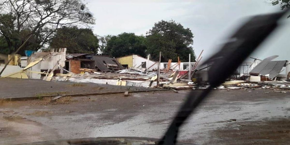 Temporal causa estragos e deixa cidades em estado de alerta na costa oeste do Paraná