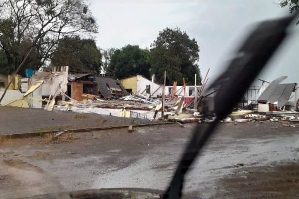 Temporal causa estragos e deixa cidades em estado de alerta na costa oeste do Paraná