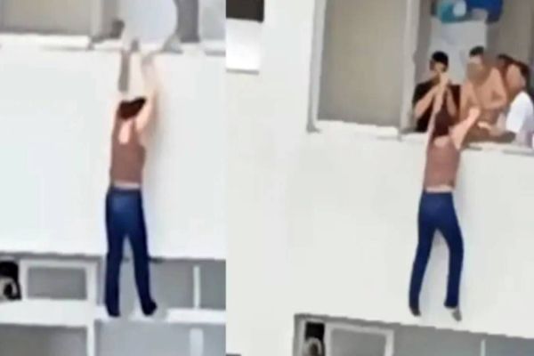 Mulher se pendura em janela após escorregar durante limpeza