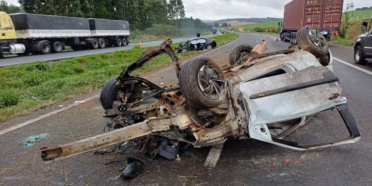 Colisão frontal entre carros causa duas mortes e seis feridos na BR-376, em Ponta Grossa