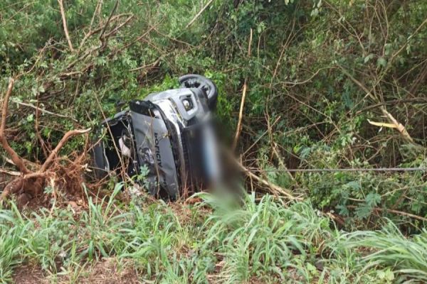 Viatura da Polícia Penal sai da pista e capota em barranco na BR-163 em Toledo