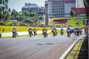 Imagem referente à notícia: Gustavo Silveira vence corrida da GP600 no MOTO1000GP