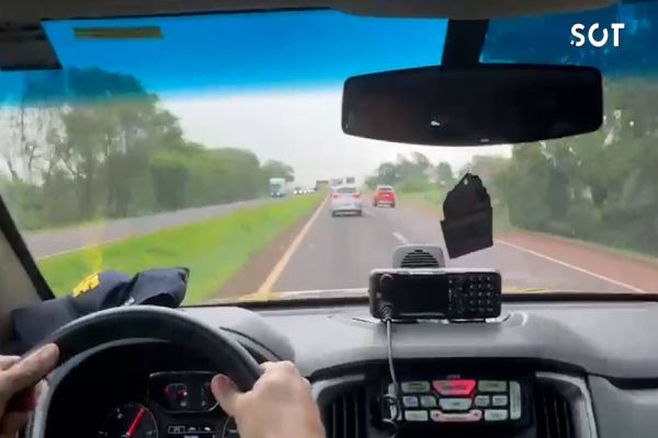 PRF prende homem com carro roubado após 50 quilômetros de perseguição no Oeste do Paraná