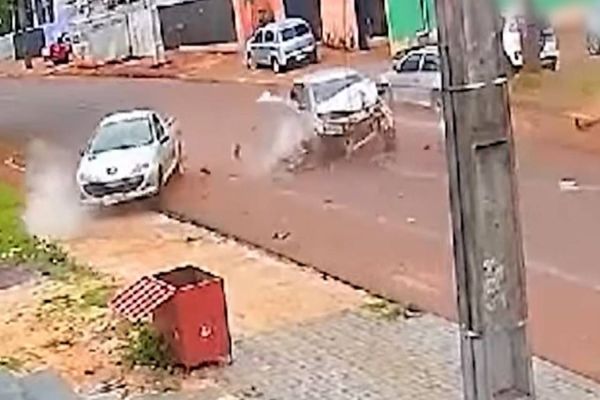 Câmera de segurança registra violenta colisão entre veículos no Bairro Universitário