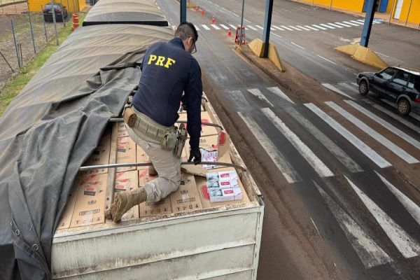 Morador de Cascavel é preso pela PRF com 600 mil maços de cigarros contrabandeados