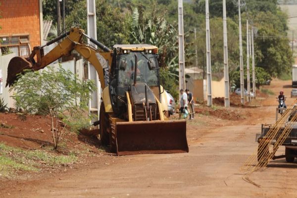 Obras de Pavimentação no Bairro Lago Azul são retomadas em Cascavel