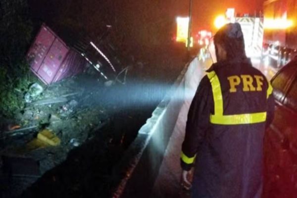 Carreta container tomba sobre van e mata pelo menos nove atletas de equipe de remo na BR-376