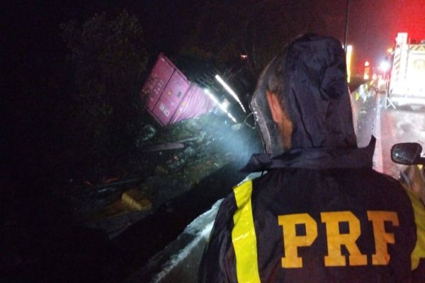 Motorista e dono da carreta são ouvidos após acidente na BR-376; Caminhão teve problemas, duas vezes