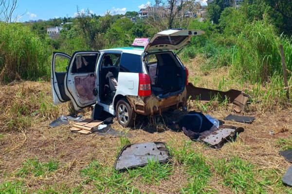 PF e PM/PR recuperam táxi roubado e apreendem celulares em Foz do Iguaçu