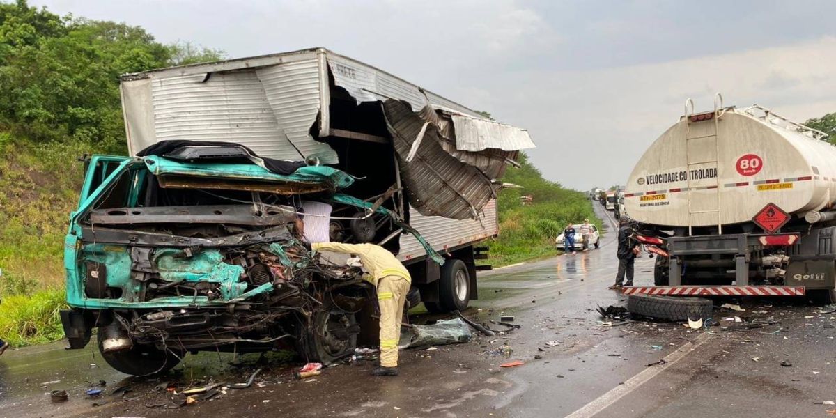 Colisão frontal entre caminhões deixa um ferido na BR-163 em Capitão Leônidas Marques
