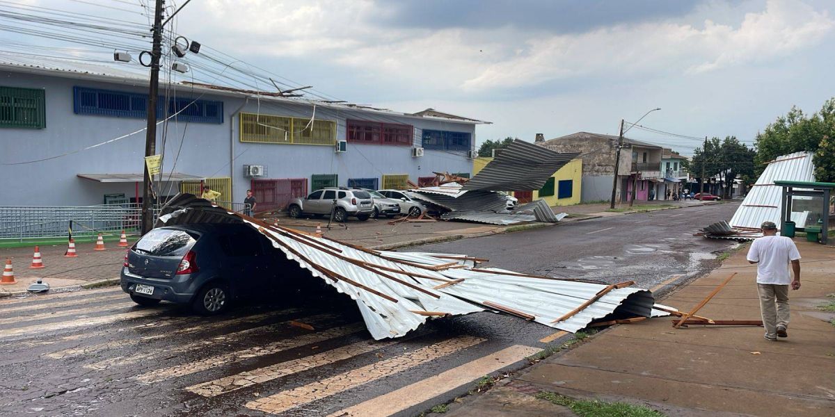Cobertura de Escola Municipal Hermes Vezzaro é arrancada por temporal em Cascavel