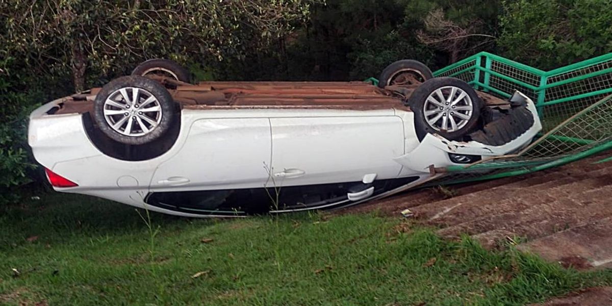 Veículo capota em escadaria após motorista passar mal no Lago Municipal de Cascavel