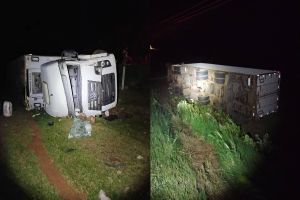 Imagem referente à notícia: Caminhão tomba na PR-488, no trecho entre Diamante do Oeste e Esquina Céu Azul.