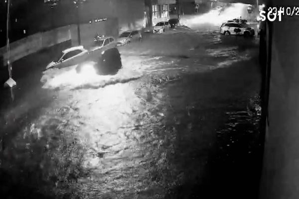 Alagamento intenso na Rua Osvaldo Cruz após fortes chuvas em Cascavel