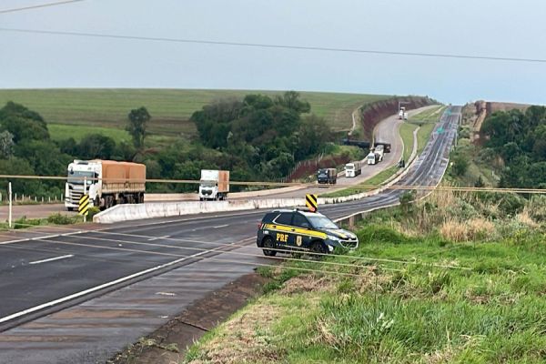 Fortes ventos provocam queda de torres de alta tensão e interdição da BR-163 em Cascavel