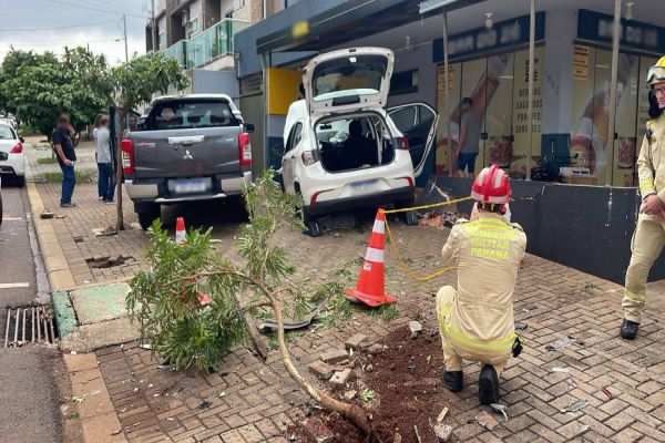 Forte colisão entre Fiat Argo e L200 deixa mulher ferida no Jardim Aclimação, em Cascavel