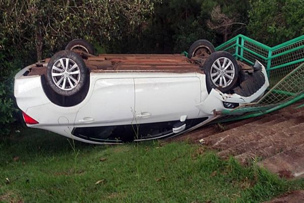 Veículo capota em escadaria após motorista passar mal no Lago Municipal de Cascavel
