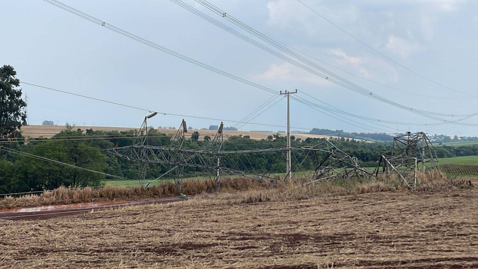 Temporal causa caos na rede elétrica do Paraná; Copel mobiliza equipes para restabelecer energia