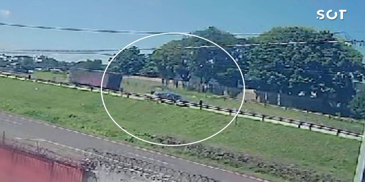 Câmera de segurança registra violenta colisão traseira na PRc-467, em Cascavel