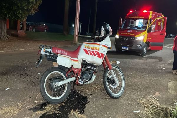 Motociclista de 44 anos fica ferido após forte colisão na Rua Veneza em Cascavel