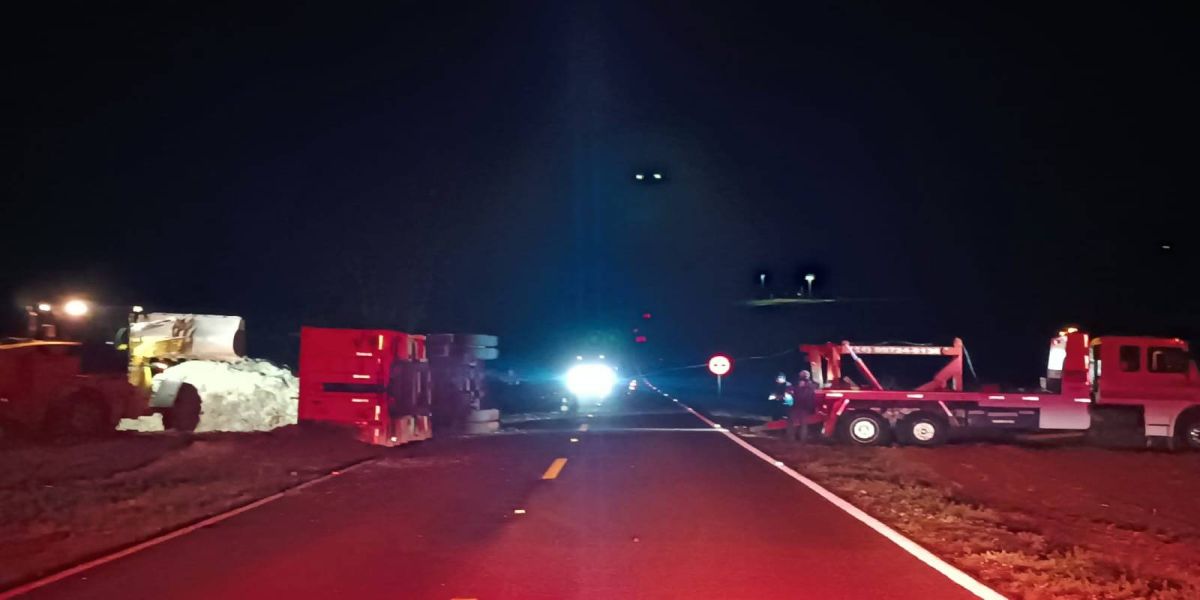 Tombamento de semirreboque causa interrupção no trânsito da PR-581 em Tupãssi