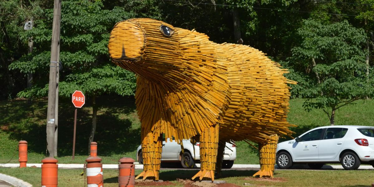 Cascavel inova em sua decoração natalina, mas divide opiniões com capivaras gigantes de bambu