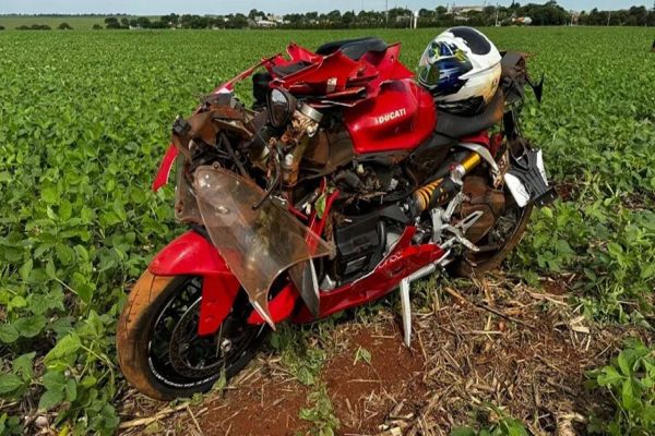 Motociclista de Cascavel sofre acidente na PR-182 em Maripá; A moto parou em uma lavoura de soja