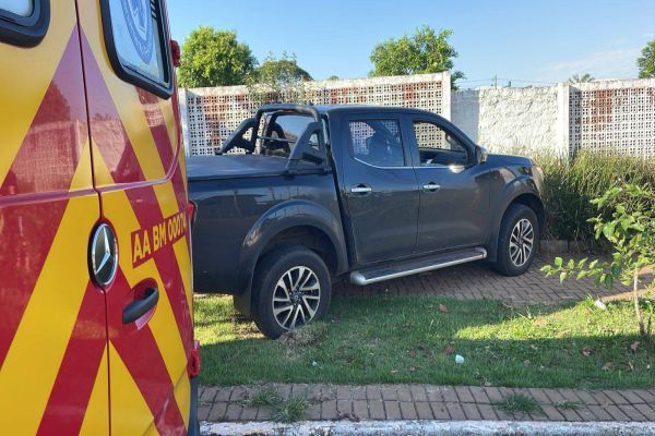 Condutor morre após sofrer mal súbito e colidir veículo contra o muro do Cemitério São Luiz