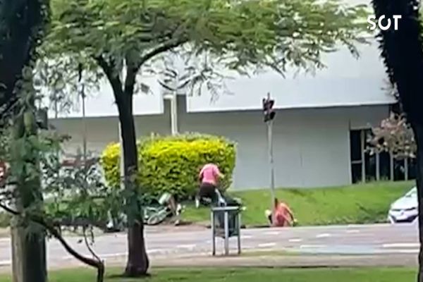Briga em plena luz do dia deixa dois feridos a faca no Centro de Cascavel