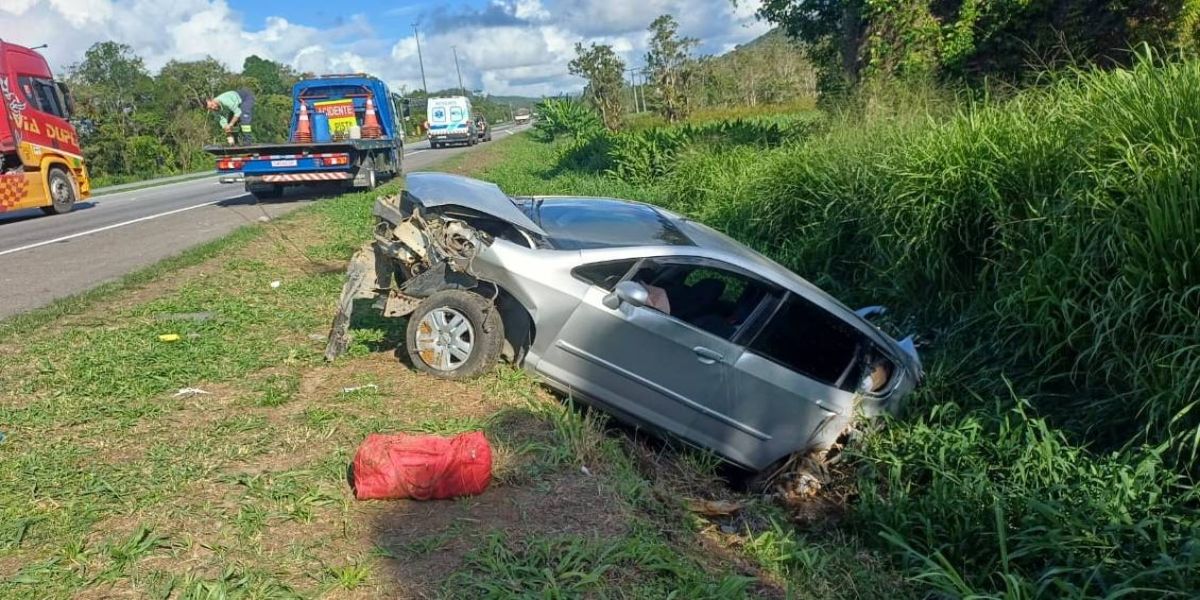 Duas pessoas ficam feridas após capotamento na BR-277, no litoral do Paraná