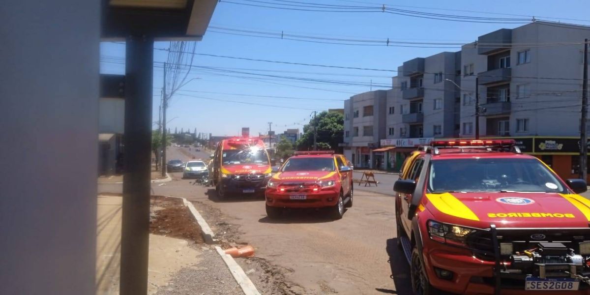 Motociclista sofre ferimentos moderados após forte colisão na Avenida Carlos Gomes