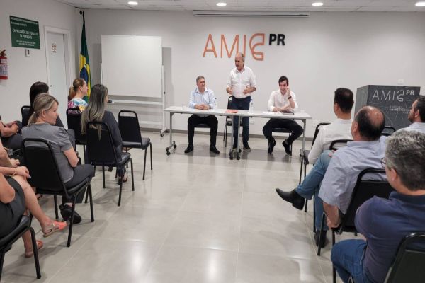 AMIC recebe prefeito e vice eleitos para discutir futuro de Cascavel